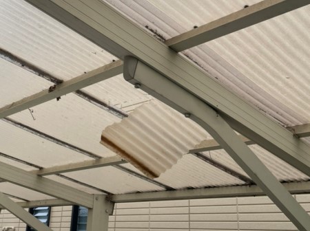 カーポート波板屋根に棟板金が当たって破損　張り替え工事